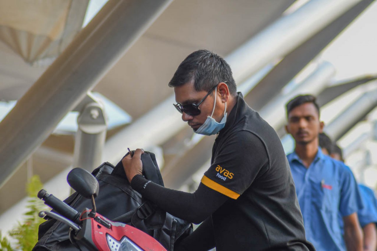 ކޮވިޑް-19 ގުޅިގެން މާލޭގައި މާސްކް އަޅައިންގެ އުޅޭ މީހުން