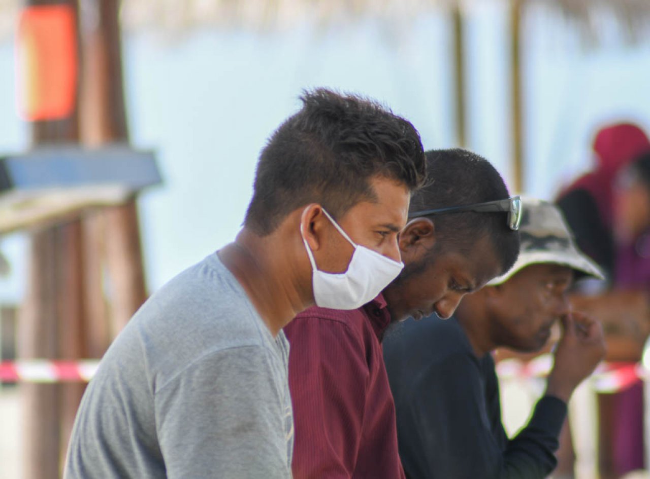 ކޮވިޑް-19 ގުޅިގެން މާލޭގައި މާސްކް އަޅައިންގެ އުޅޭ މީހުން