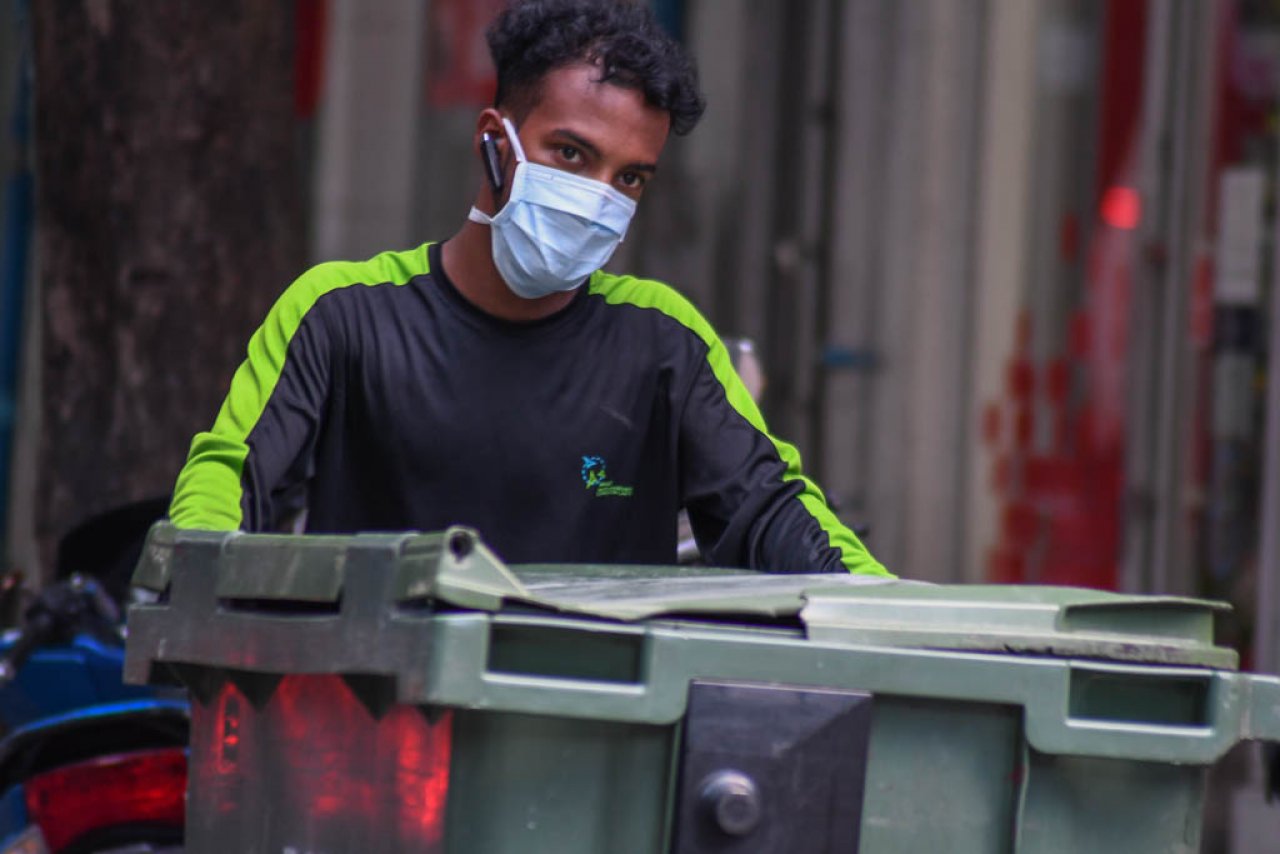 ކޮވިޑް-19 ގުޅިގެން މާލޭގައި މާސްކް އަޅައިންގެ އުޅޭ މީހުން