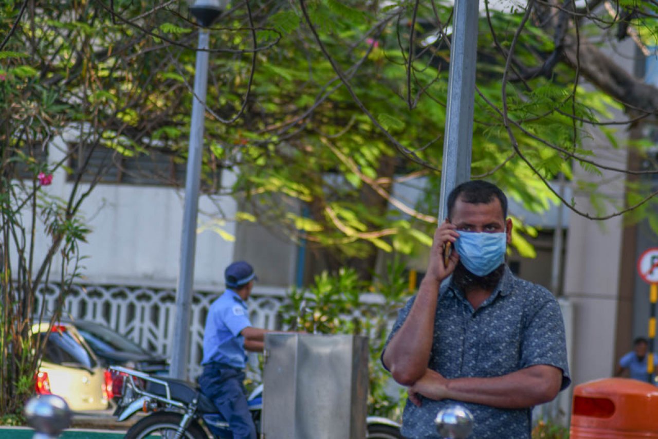 ކޮވިޑް-19 ގުޅިގެން މާލޭގައި މާސްކް އަޅައިންގެ އުޅޭ މީހުން