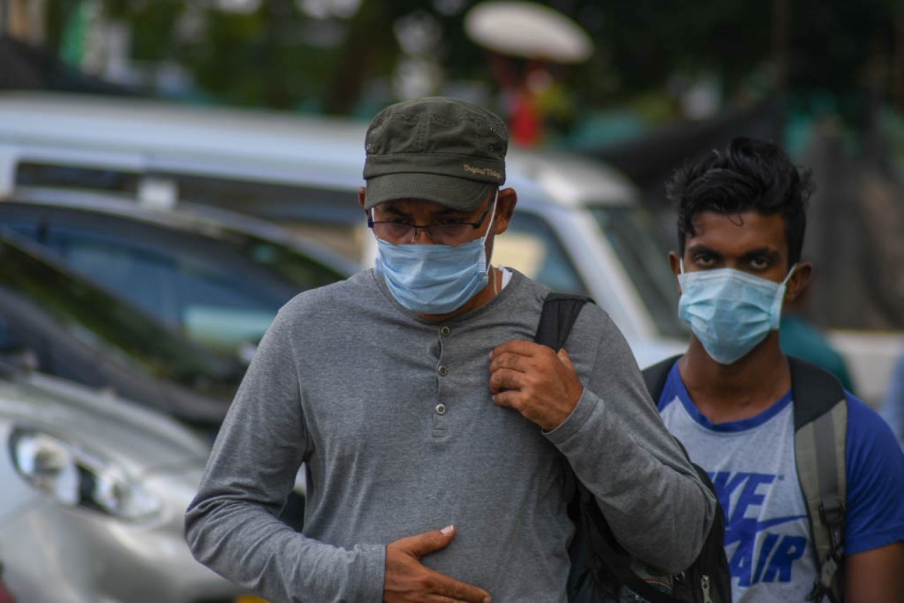 ކޮވިޑް-19 ގުޅިގެން މާލޭގައި މާސްކް އަޅައިންގެ އުޅޭ މީހުން