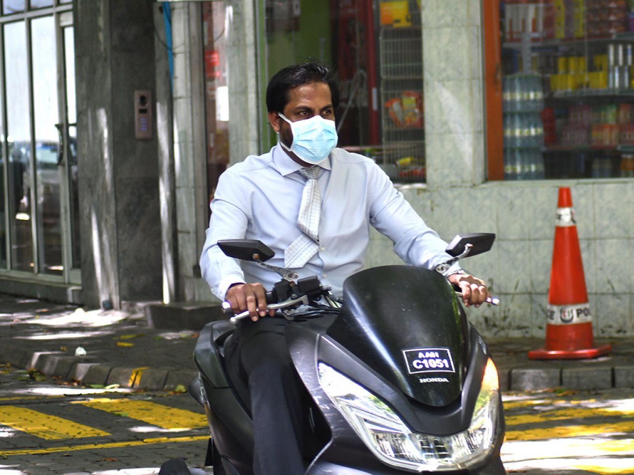 މާސްކް އަޅައިގެން މެންބަރުން މަޖިލީހަށް