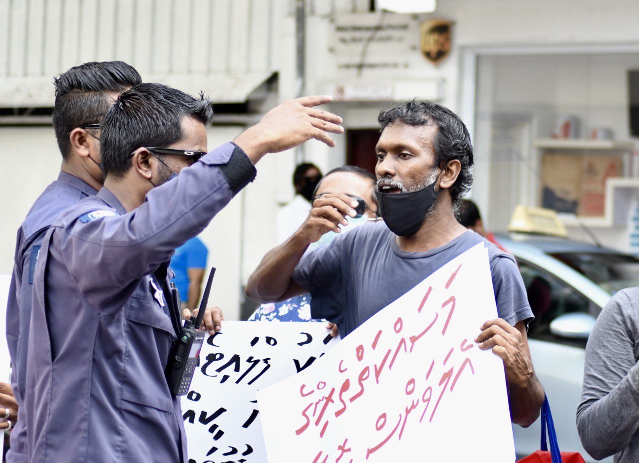 މަޖިލިސް ހޭލައްވަން ގޮވާލައި ނަވާނަވައިން ކުރި މުޒާހަރާ