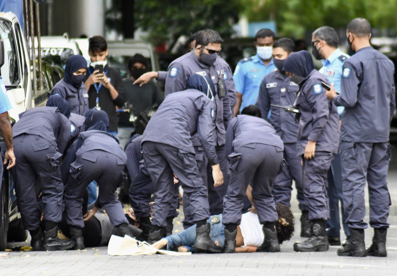 މަޖިލިސް ހޭލައްވަން ގޮވާލައި ނަވާނަވައިން ކުރި މުޒާހަރާ