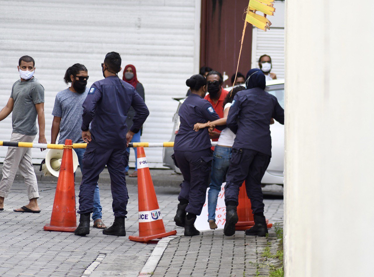 މަޖިލިސް ހޭލައްވަން ގޮވާލައި ނަވާނަވައިން ކުރި މުޒާހަރާ