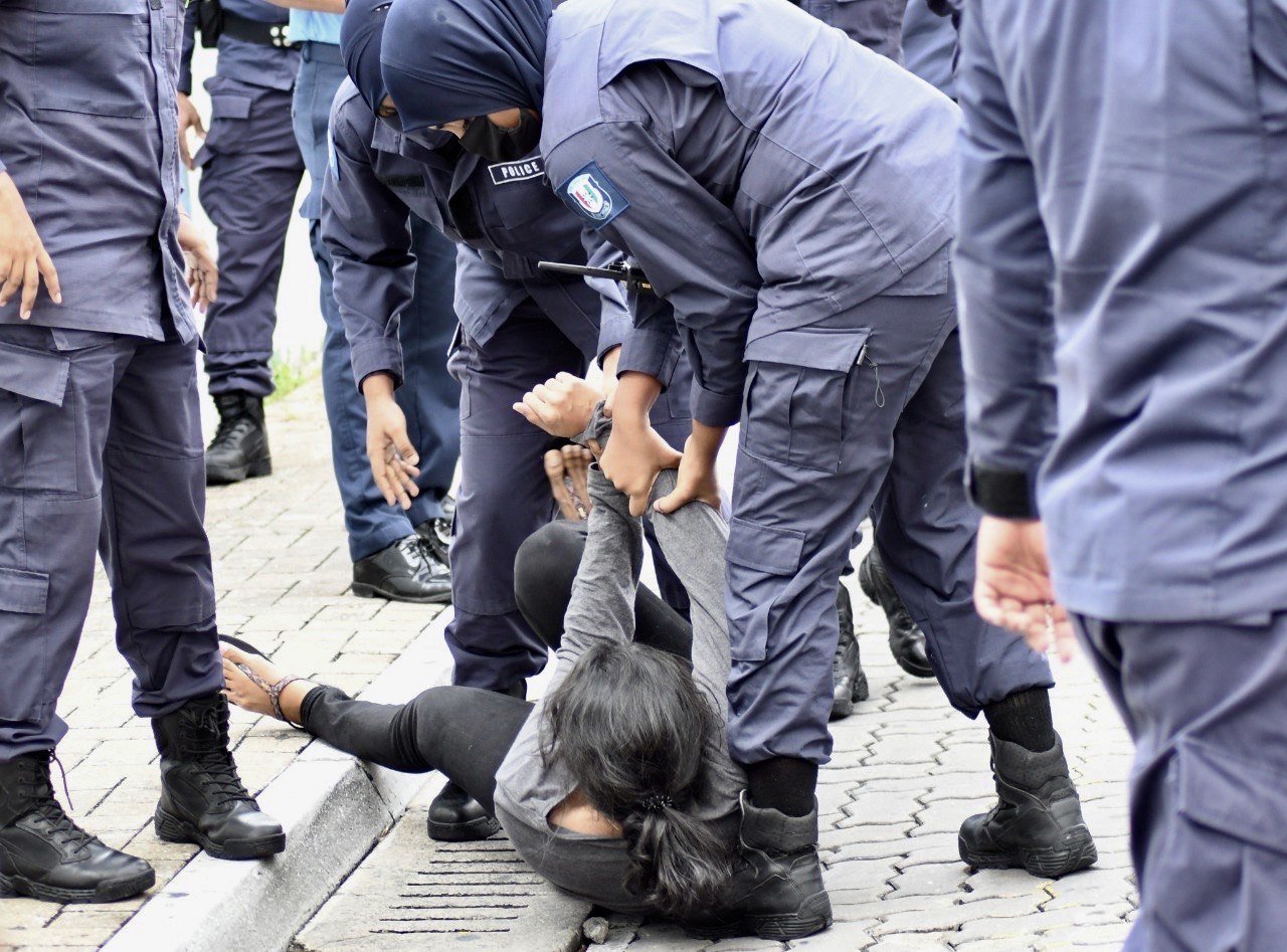 މަޖިލިސް ހޭލައްވަން ގޮވާލައި ނަވާނަވައިން ކުރި މުޒާހަރާ