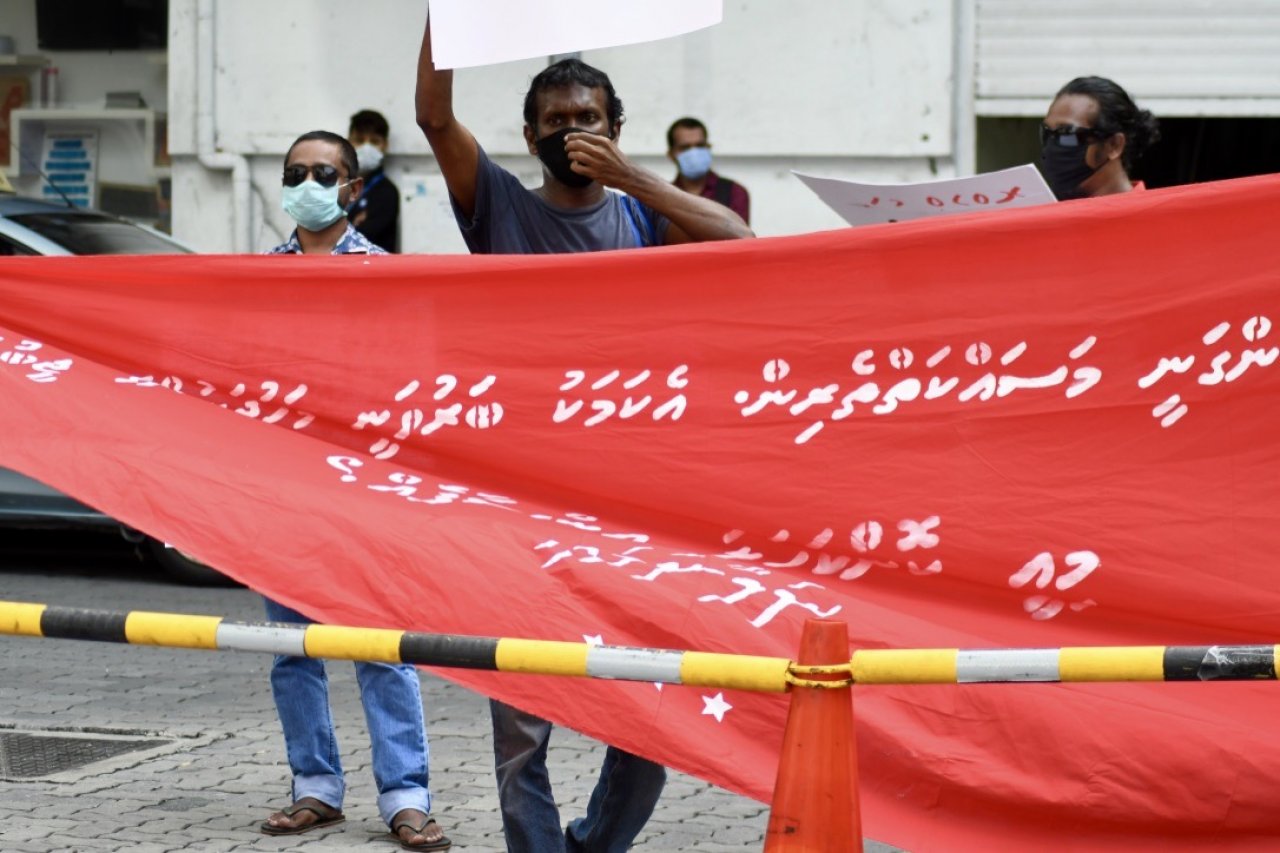 މަޖިލިސް ހޭލައްވަން ގޮވާލައި ނަވާނަވައިން ކުރި މުޒާހަރާ