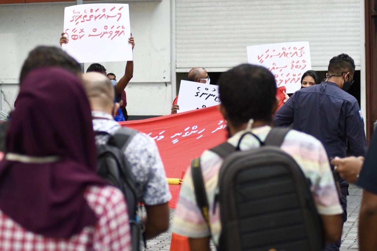 މަޖިލިސް ހޭލައްވަން ގޮވާލައި ނަވާނަވައިން ކުރި މުޒާހަރާ