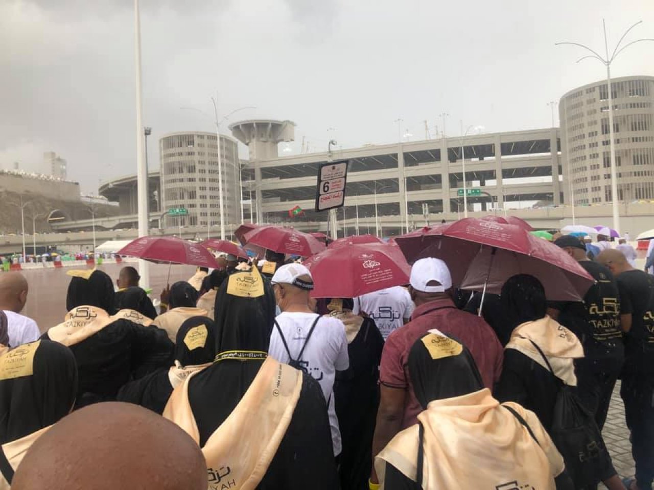 ހައްޖުގެ އަޅުކަން ކުރިއަށް ދަނީ ކޮވިޑާ ގުޅިގެން ގައިދުރުކަން ބަހައްޓައިގެން