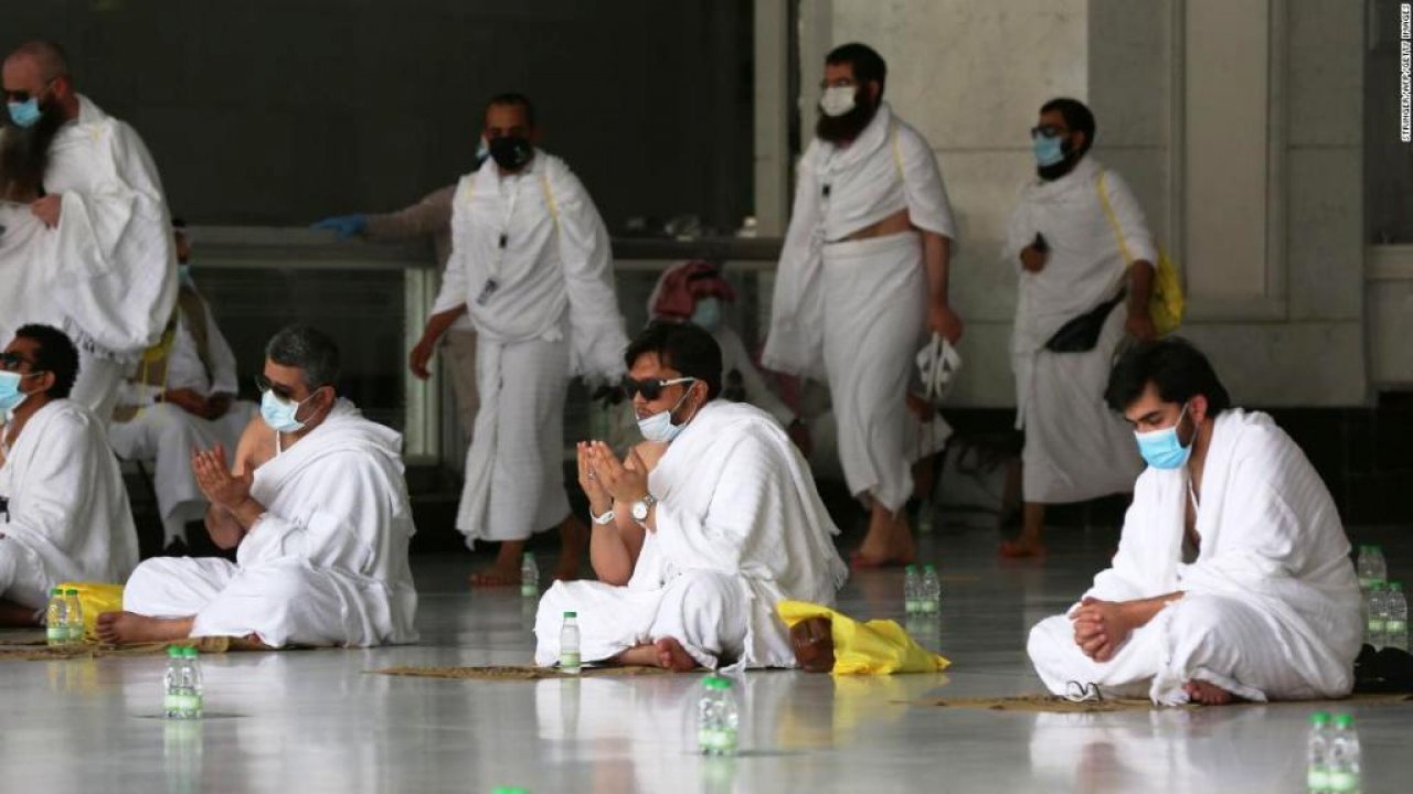 ހައްޖުގެ އަޅުކަން ކުރިއަށް ދަނީ ކޮވިޑާ ގުޅިގެން ގައިދުރުކަން ބަހައްޓައިގެން