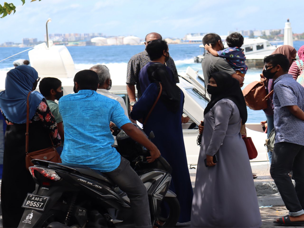 އީދު ބަންދަށް މާލެއިން ރަށްރަށަށް ފުރާ މީހުން