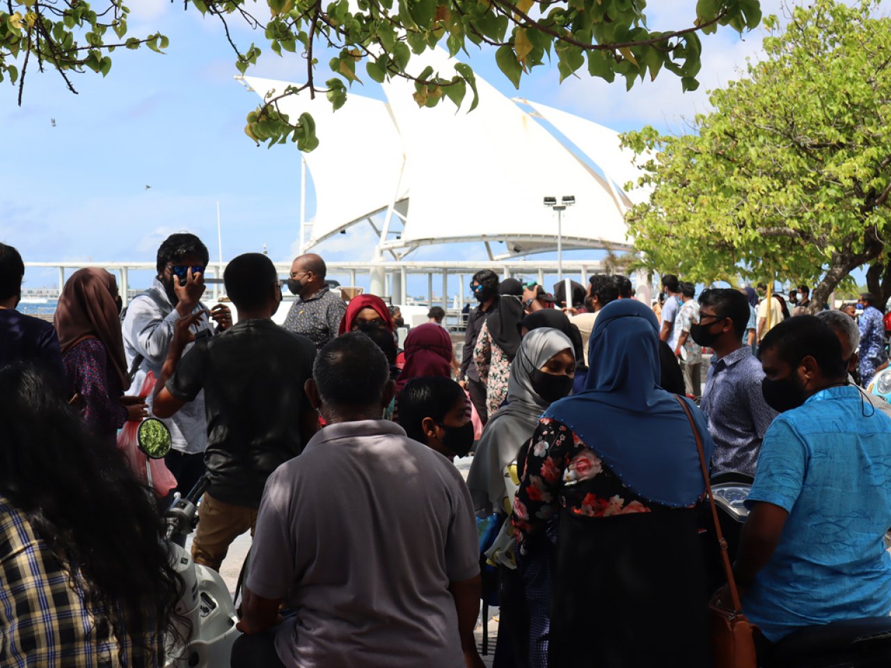 އީދު ބަންދަށް މާލެއިން ރަށްރަށަށް ފުރާ މީހުން