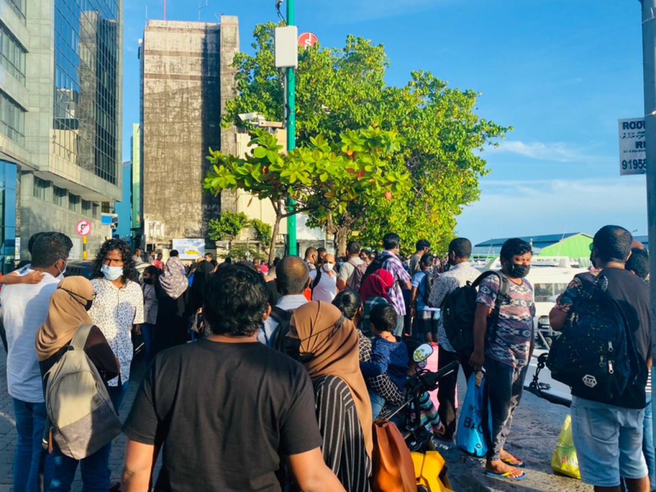 އީދު ބަންދަށް މާލެއިން ރަށްރަށަށް ފުރާ މީހުން
