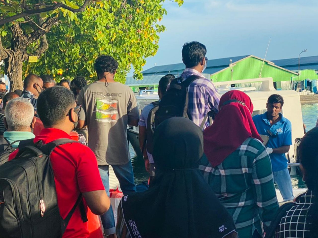 އީދު ބަންދަށް މާލެއިން ރަށްރަށަށް ފުރާ މީހުން