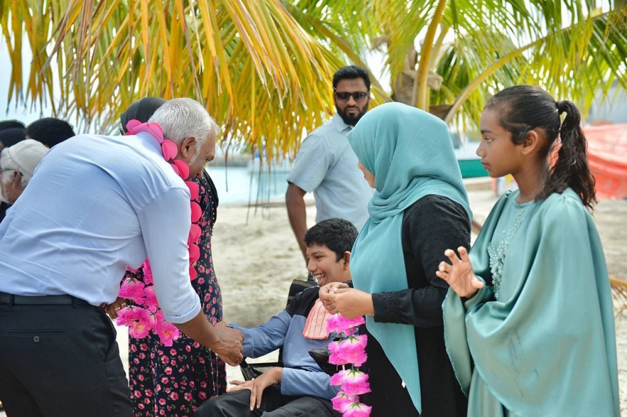 ޑރ. މުއިއްޒު ކެމްޕެއިނަށް އއ. އަދި އދ. އަށް 