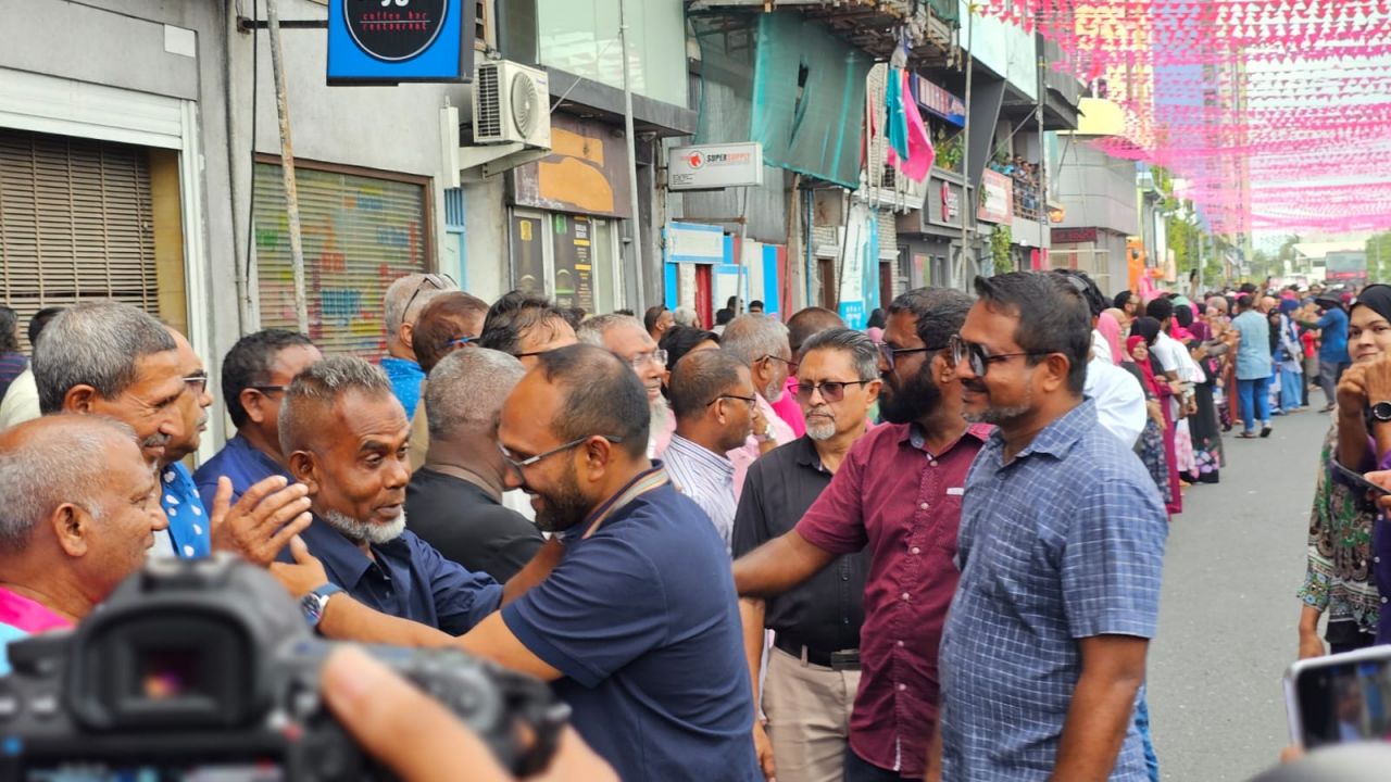 ރައީސް އަބްދުﷲ ޔާމީން ގެކޮޅަށް ބަދަލު ކުރާތީ ސަޕޯޓަރުން ޔާމީންގެ ގެކޮޅު ކައިރިއަށް އެއްވެފައި