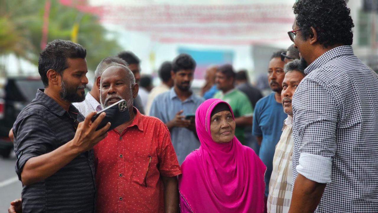 ރައީސް އަބްދުﷲ ޔާމީން ގެކޮޅަށް ބަދަލު ކުރާތީ ސަޕޯޓަރުން ޔާމީންގެ ގެކޮޅު ކައިރިއަށް އެއްވެފައި