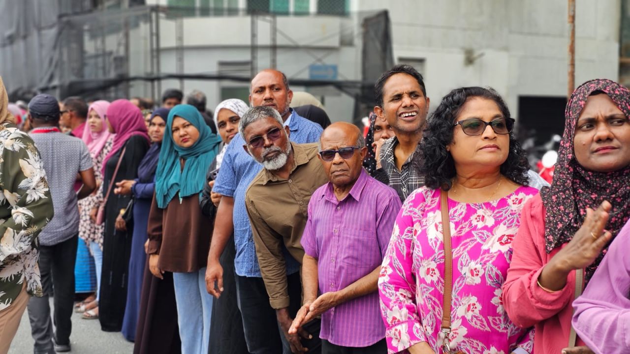 ރައީސް އަބްދުﷲ ޔާމީން ގެކޮޅަށް ބަދަލު ކުރާތީ ސަޕޯޓަރުން ޔާމީންގެ ގެކޮޅު ކައިރިއަށް އެއްވެފައި