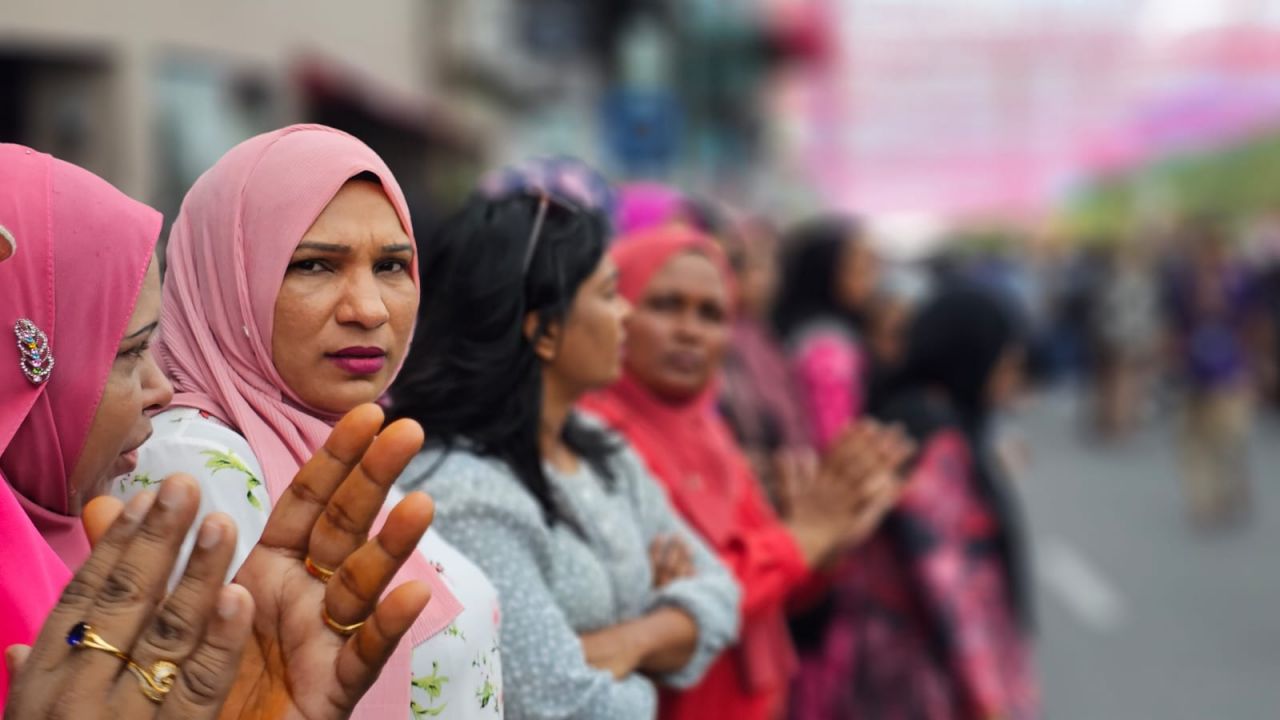 ރައީސް އަބްދުﷲ ޔާމީން ގެކޮޅަށް ބަދަލު ކުރާތީ ސަޕޯޓަރުން ޔާމީންގެ ގެކޮޅު ކައިރިއަށް އެއްވެފައި