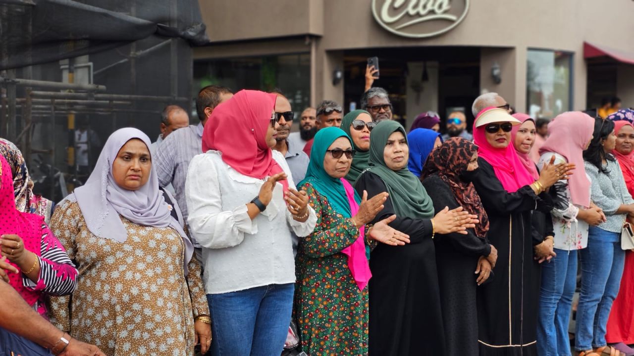 ރައީސް އަބްދުﷲ ޔާމީން ގެކޮޅަށް ބަދަލު ކުރާތީ ސަޕޯޓަރުން ޔާމީންގެ ގެކޮޅު ކައިރިއަށް އެއްވެފައި