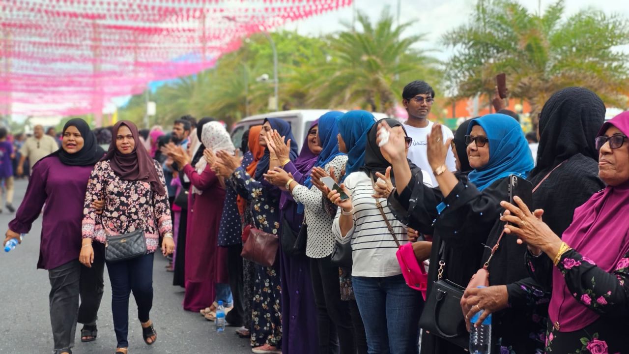 ރައީސް އަބްދުﷲ ޔާމީން ގެކޮޅަށް ބަދަލު ކުރާތީ ސަޕޯޓަރުން ޔާމީންގެ ގެކޮޅު ކައިރިއަށް އެއްވެފައި