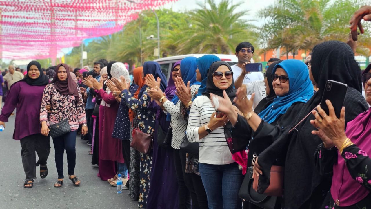 ރައީސް އަބްދުﷲ ޔާމީން ގެކޮޅަށް ބަދަލު ކުރާތީ ސަޕޯޓަރުން ޔާމީންގެ ގެކޮޅު ކައިރިއަށް އެއްވެފައި