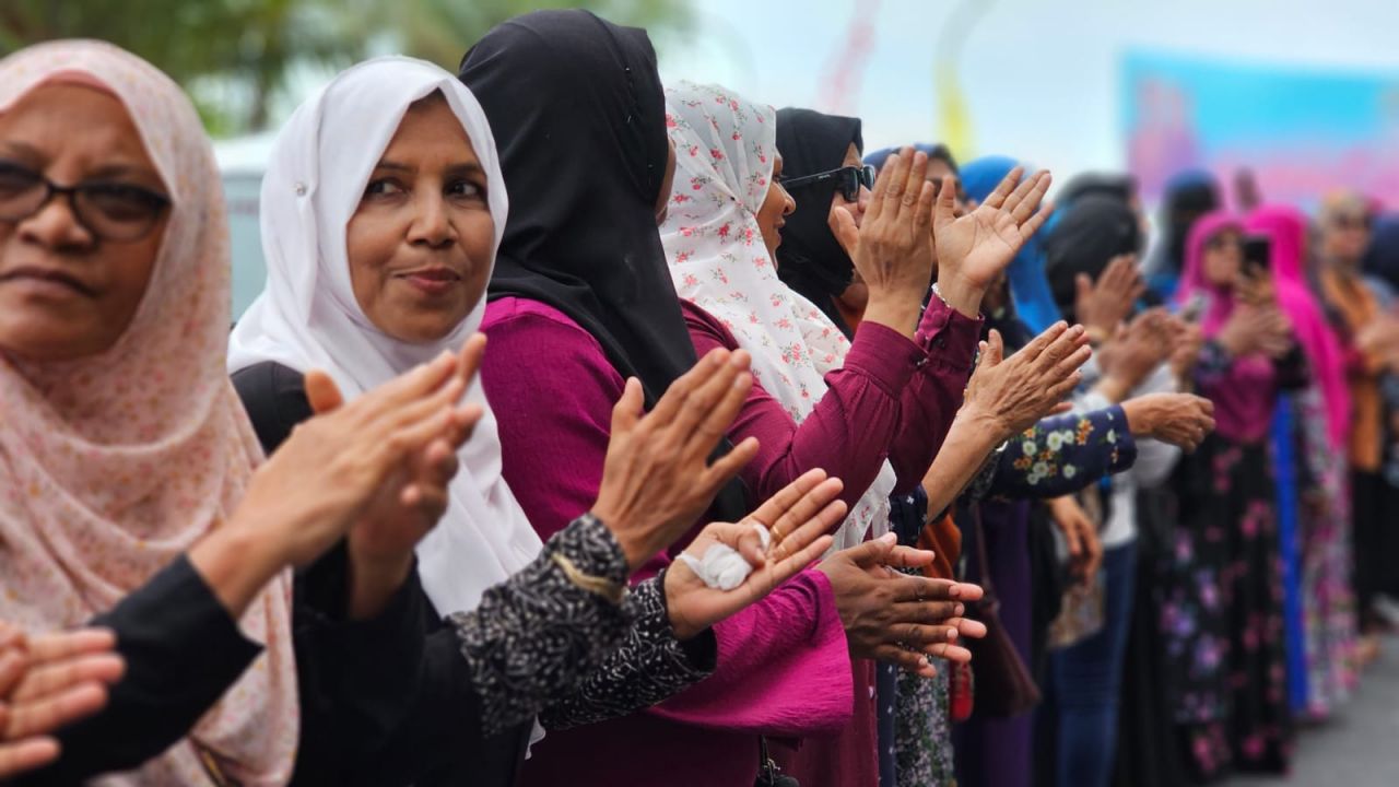 ރައީސް އަބްދުﷲ ޔާމީން ގެކޮޅަށް ބަދަލު ކުރާތީ ސަޕޯޓަރުން ޔާމީންގެ ގެކޮޅު ކައިރިއަށް އެއްވެފައި