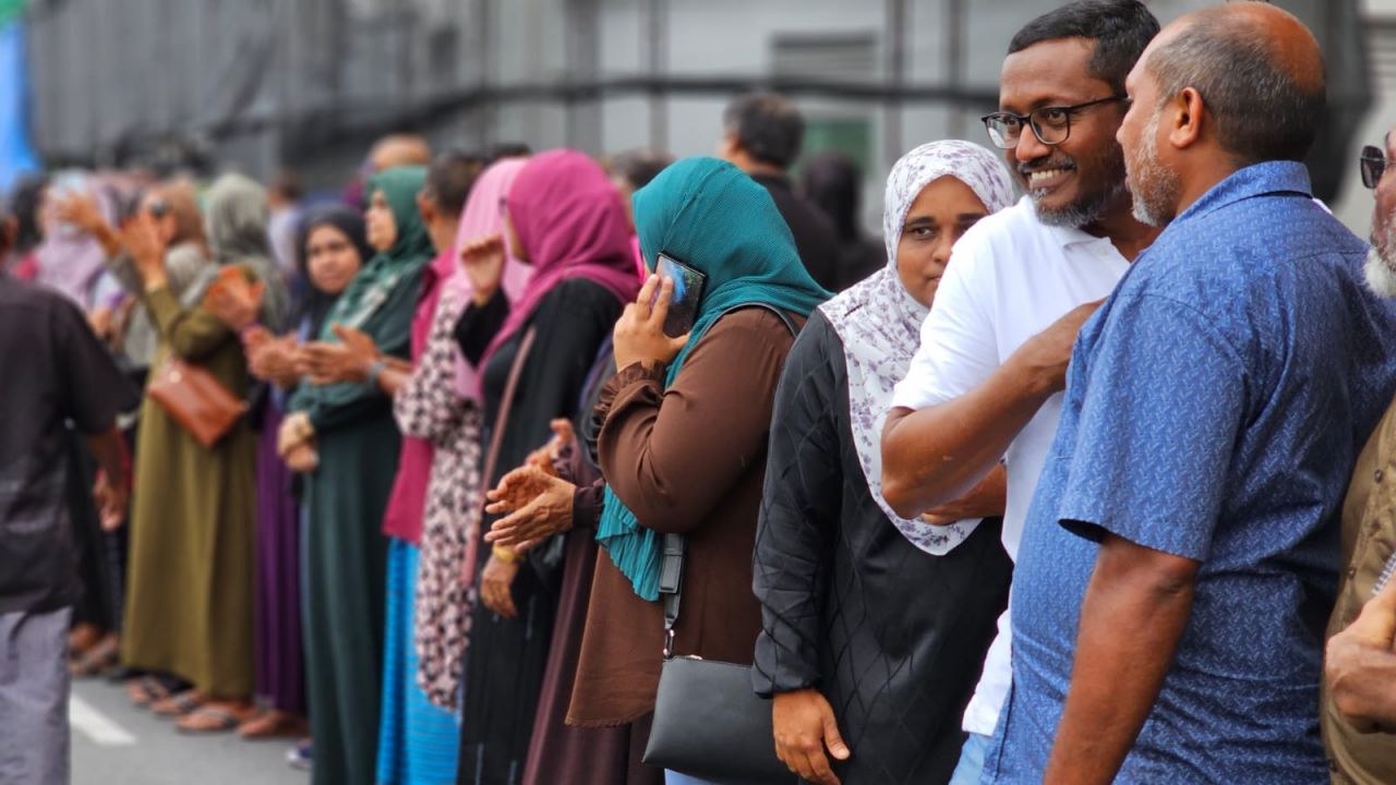 ރައީސް އަބްދުﷲ ޔާމީން ގެކޮޅަށް ބަދަލު ކުރާތީ ސަޕޯޓަރުން ޔާމީންގެ ގެކޮޅު ކައިރިއަށް އެއްވެފައި