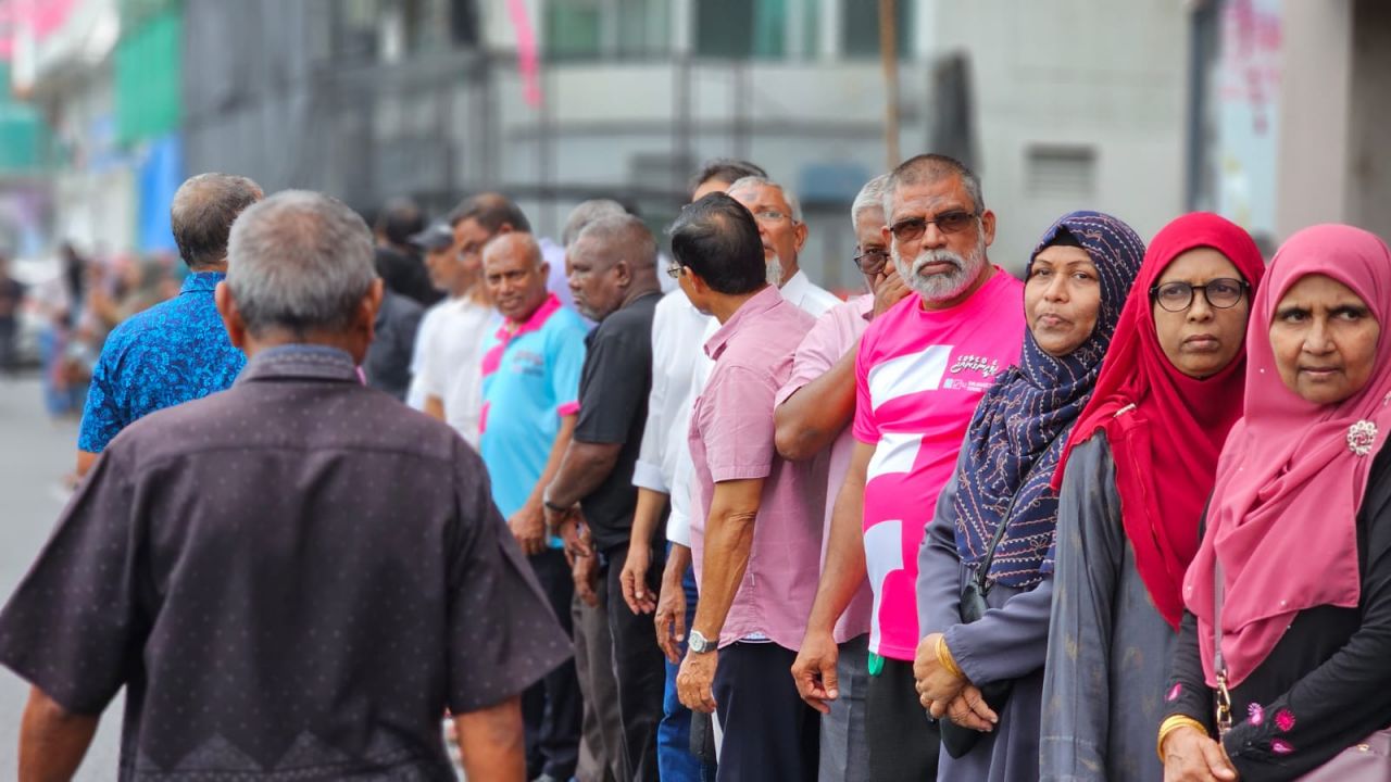 ރައީސް އަބްދުﷲ ޔާމީން ގެކޮޅަށް ބަދަލު ކުރާތީ ސަޕޯޓަރުން ޔާމީންގެ ގެކޮޅު ކައިރިއަށް އެއްވެފައި