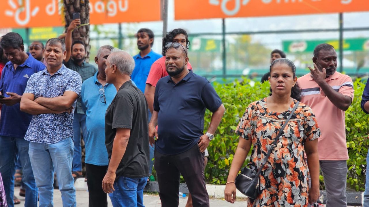 ރައީސް އަބްދުﷲ ޔާމީން ގެކޮޅަށް ބަދަލު ކުރާތީ ސަޕޯޓަރުން ޔާމީންގެ ގެކޮޅު ކައިރިއަށް އެއްވެފައި