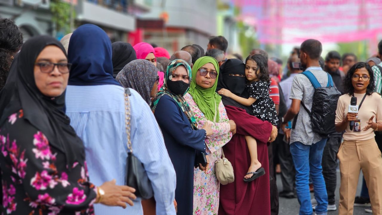 ރައީސް އަބްދުﷲ ޔާމީން ގެކޮޅަށް ބަދަލު ކުރާތީ ސަޕޯޓަރުން ޔާމީންގެ ގެކޮޅު ކައިރިއަށް އެއްވެފައި