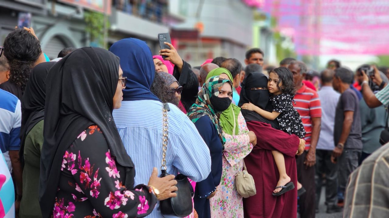 ރައީސް އަބްދުﷲ ޔާމީން ގެކޮޅަށް ބަދަލު ކުރާތީ ސަޕޯޓަރުން ޔާމީންގެ ގެކޮޅު ކައިރިއަށް އެއްވެފައި