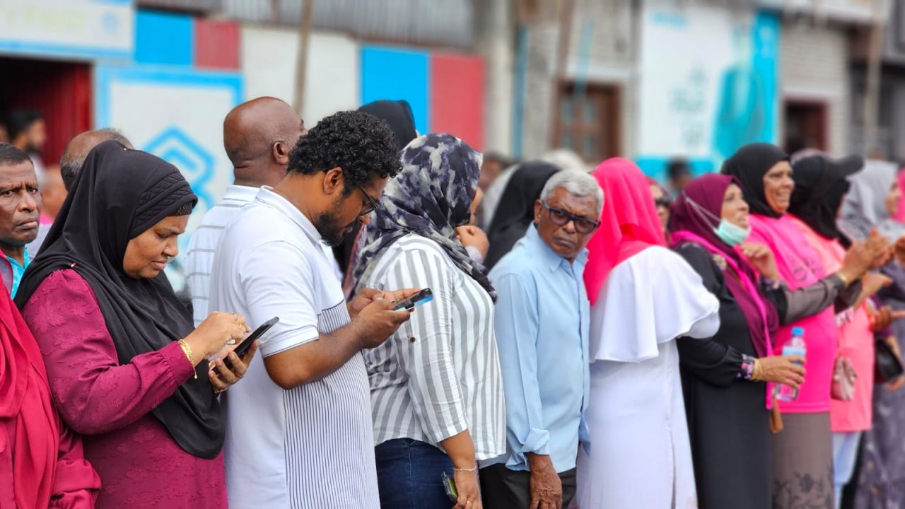 ރައީސް އަބްދުﷲ ޔާމީން ގެކޮޅަށް ބަދަލު ކުރާތީ ސަޕޯޓަރުން ޔާމީންގެ ގެކޮޅު ކައިރިއަށް އެއްވެފައި