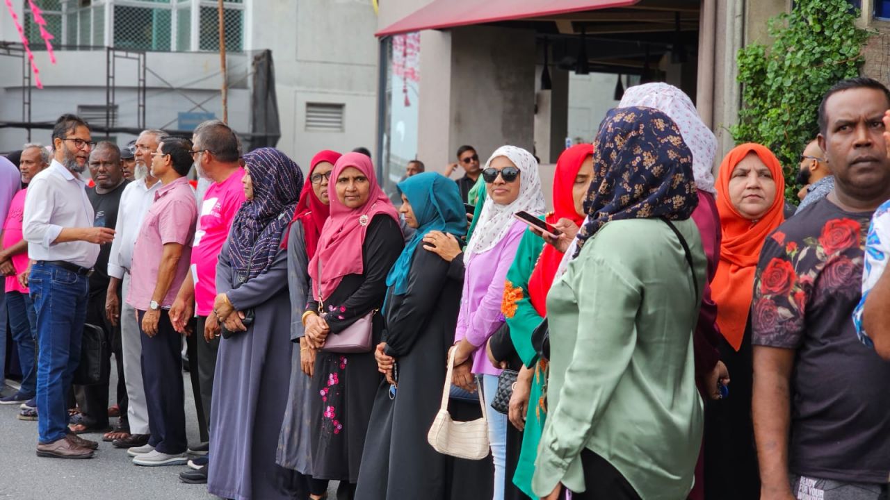 ރައީސް އަބްދުﷲ ޔާމީން ގެކޮޅަށް ބަދަލު ކުރާތީ ސަޕޯޓަރުން ޔާމީންގެ ގެކޮޅު ކައިރިއަށް އެއްވެފައި