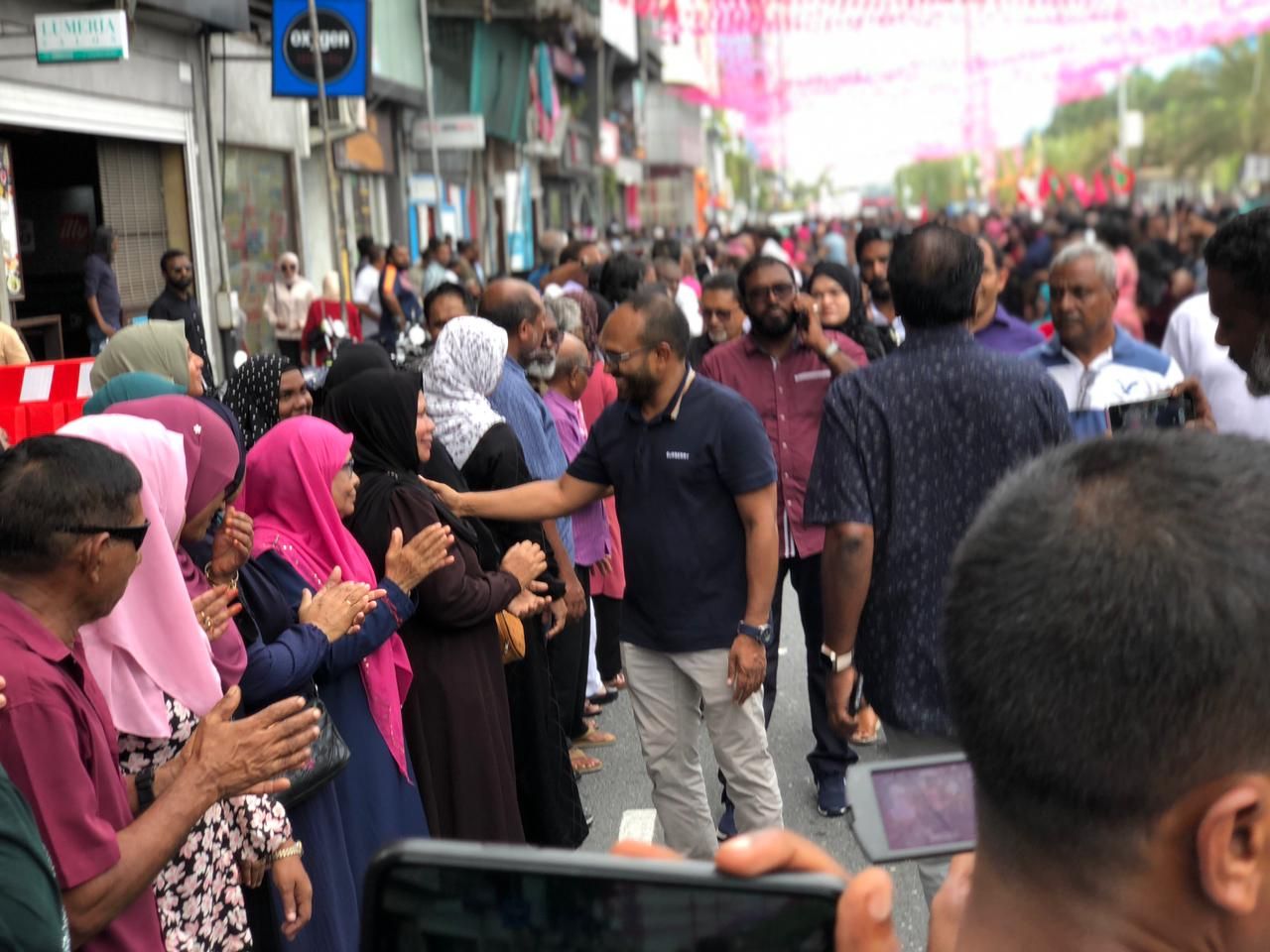 ރައީސް އަބްދުﷲ ޔާމީން ގެކޮޅަށް ބަދަލު ކުރާތީ ސަޕޯޓަރުން ޔާމީންގެ ގެކޮޅު ކައިރިއަށް އެއްވެފައި