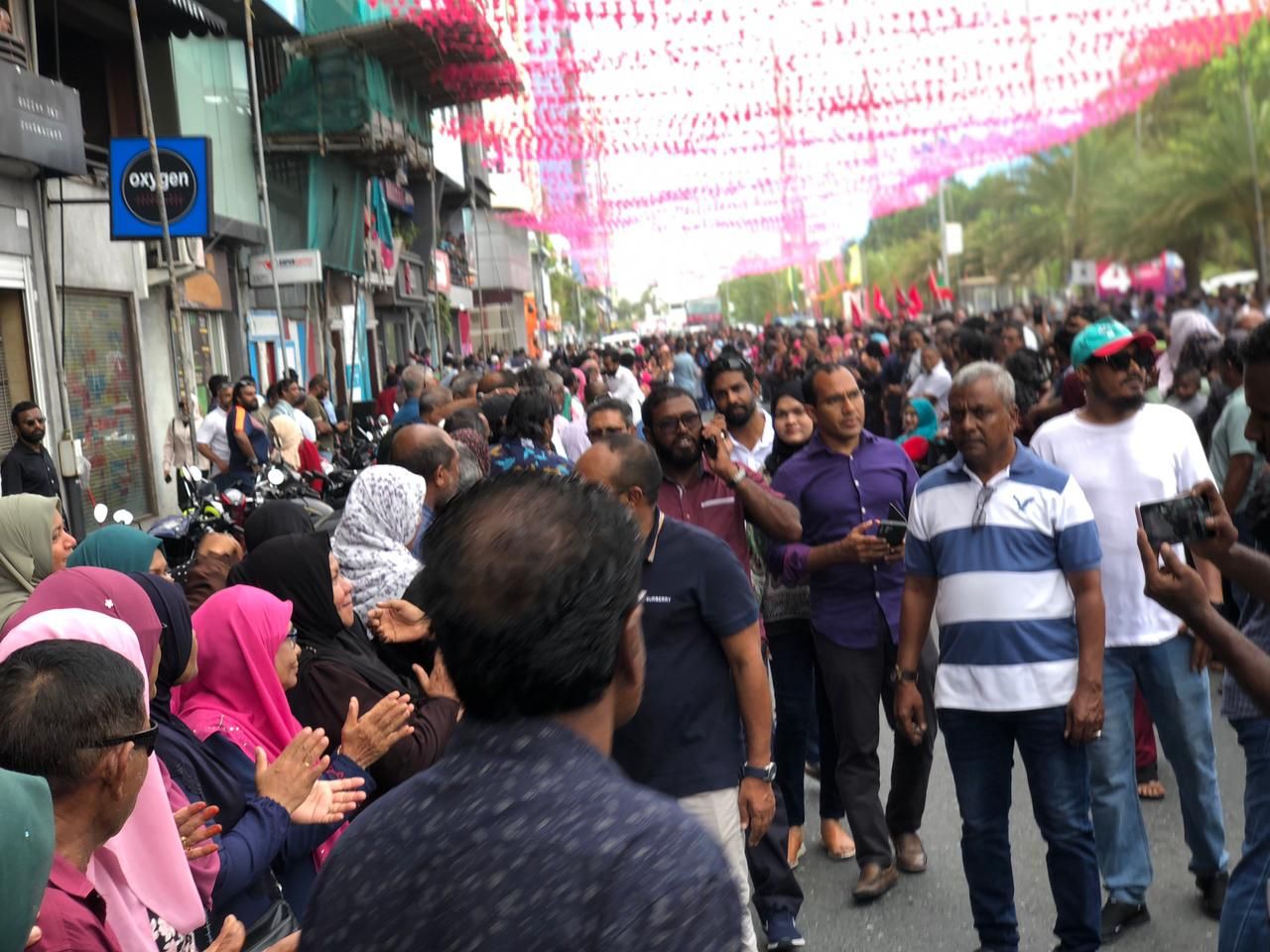 ރައީސް އަބްދުﷲ ޔާމީން ގެކޮޅަށް ބަދަލު ކުރާތީ ސަޕޯޓަރުން ޔާމީންގެ ގެކޮޅު ކައިރިއަށް އެއްވެފައި