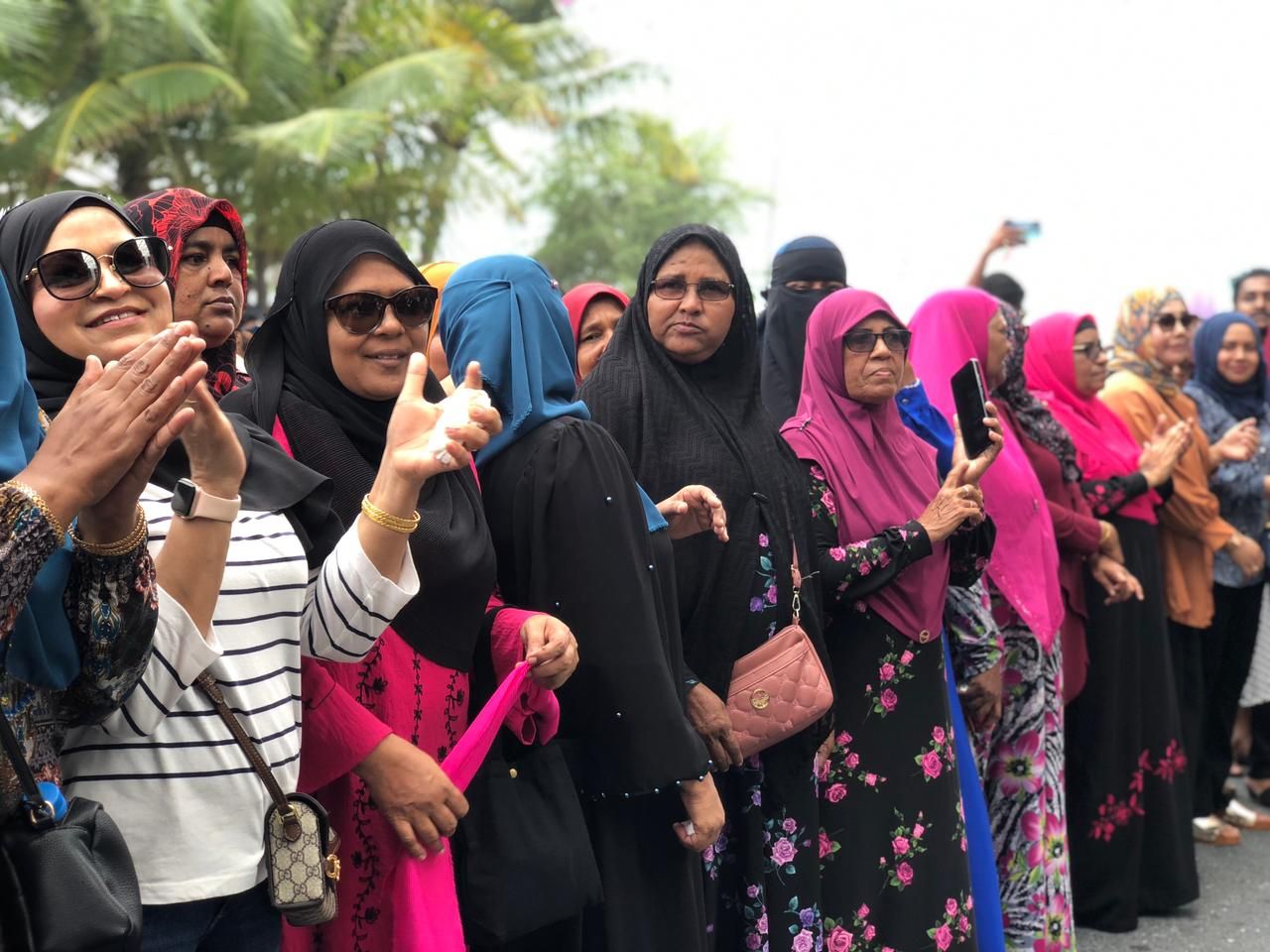 ރައީސް އަބްދުﷲ ޔާމީން ގެކޮޅަށް ބަދަލު ކުރާތީ ސަޕޯޓަރުން ޔާމީންގެ ގެކޮޅު ކައިރިއަށް އެއްވެފައި