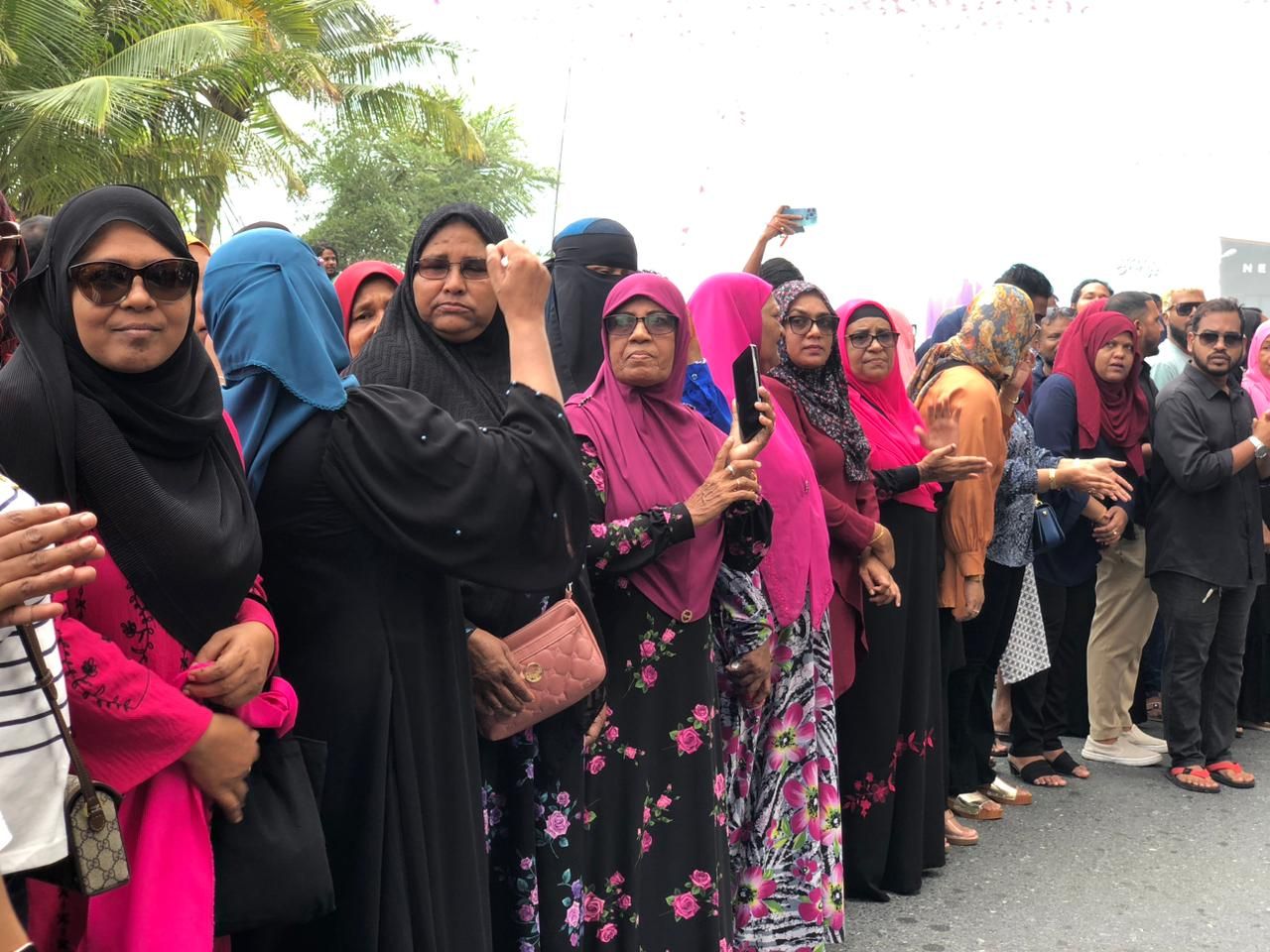 ރައީސް އަބްދުﷲ ޔާމީން ގެކޮޅަށް ބަދަލު ކުރާތީ ސަޕޯޓަރުން ޔާމީންގެ ގެކޮޅު ކައިރިއަށް އެއްވެފައި