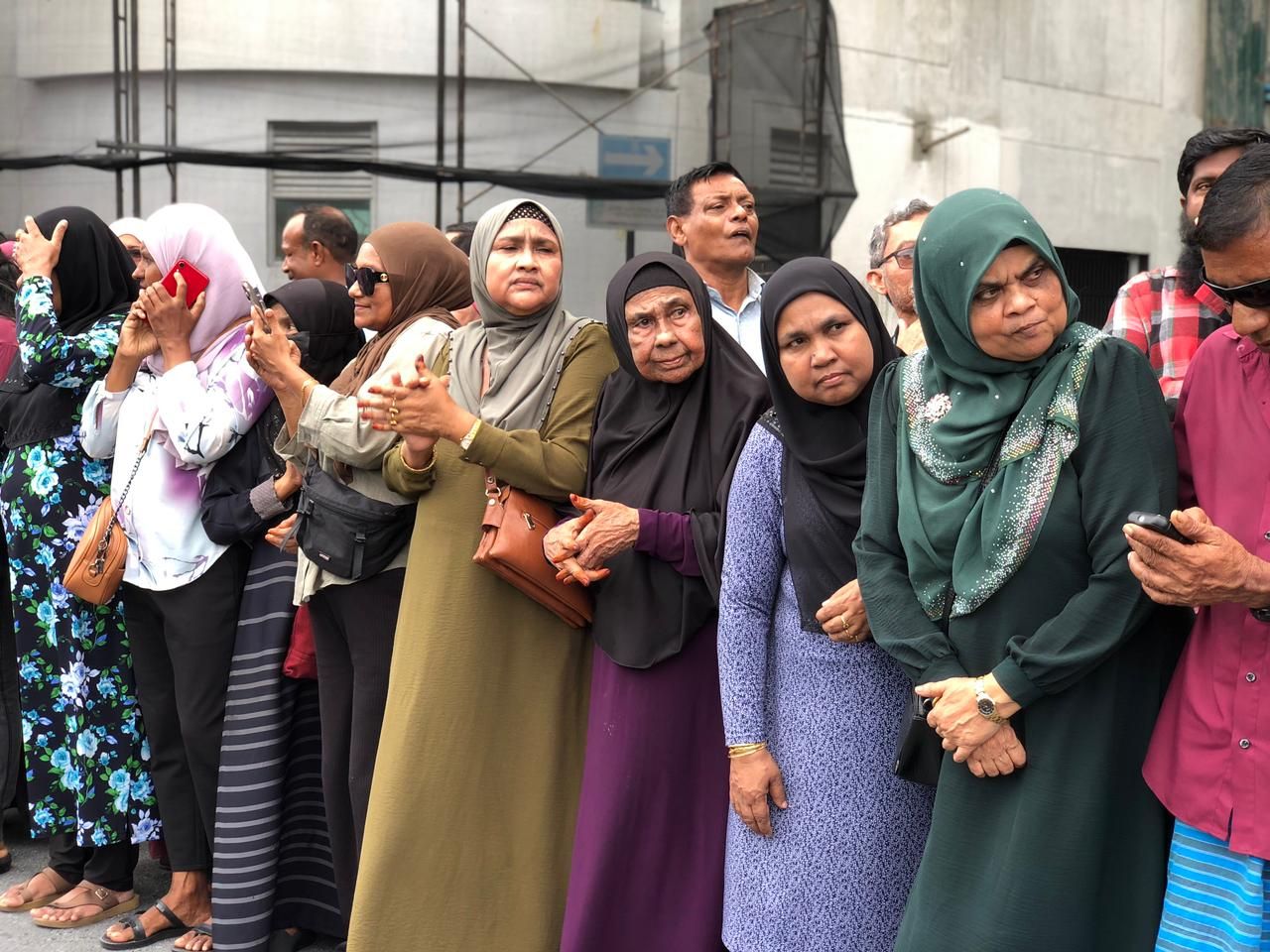 ރައީސް އަބްދުﷲ ޔާމީން ގެކޮޅަށް ބަދަލު ކުރާތީ ސަޕޯޓަރުން ޔާމީންގެ ގެކޮޅު ކައިރިއަށް އެއްވެފައި