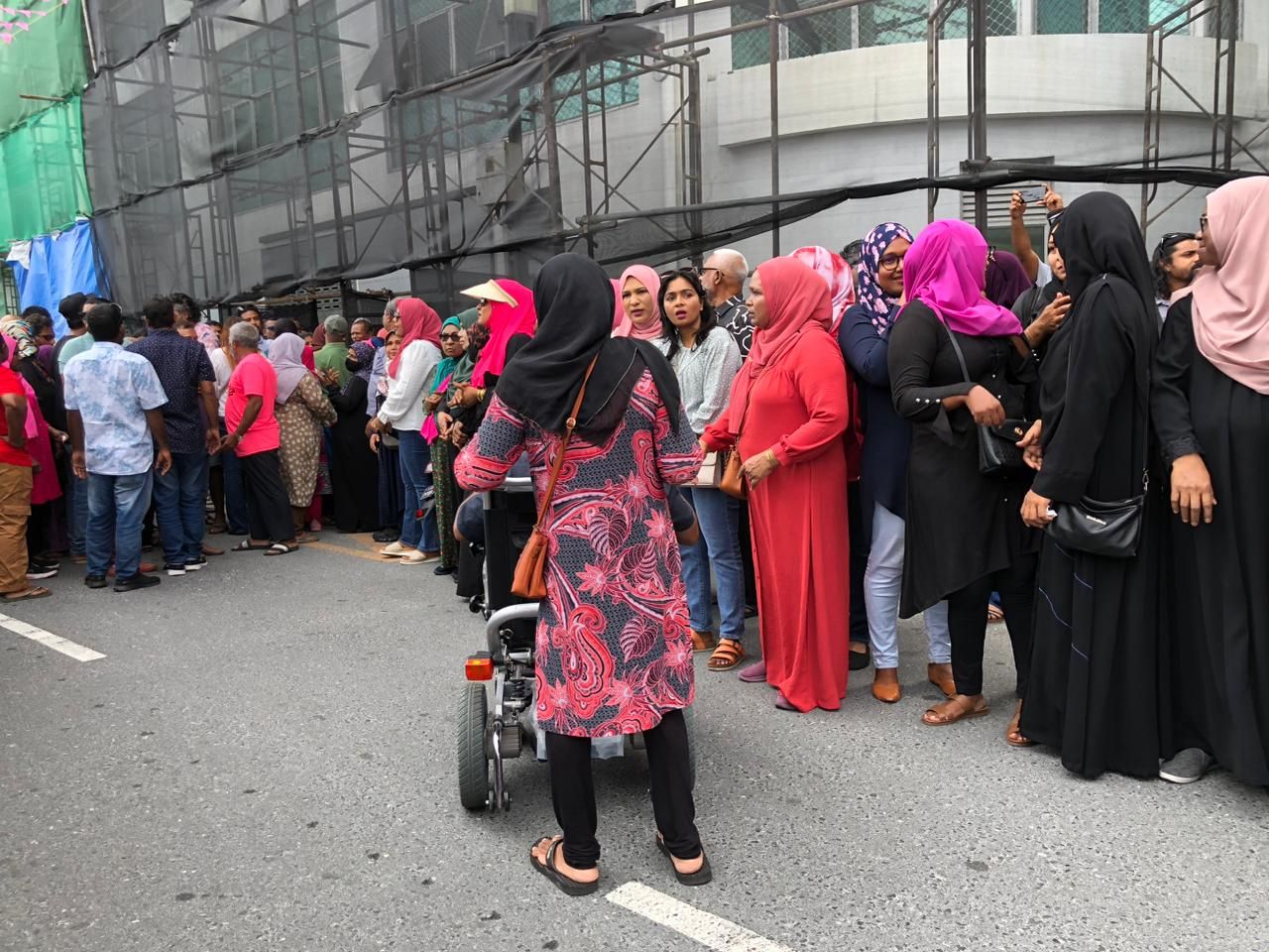 ރައީސް އަބްދުﷲ ޔާމީން ގެކޮޅަށް ބަދަލު ކުރާތީ ސަޕޯޓަރުން ޔާމީންގެ ގެކޮޅު ކައިރިއަށް އެއްވެފައި