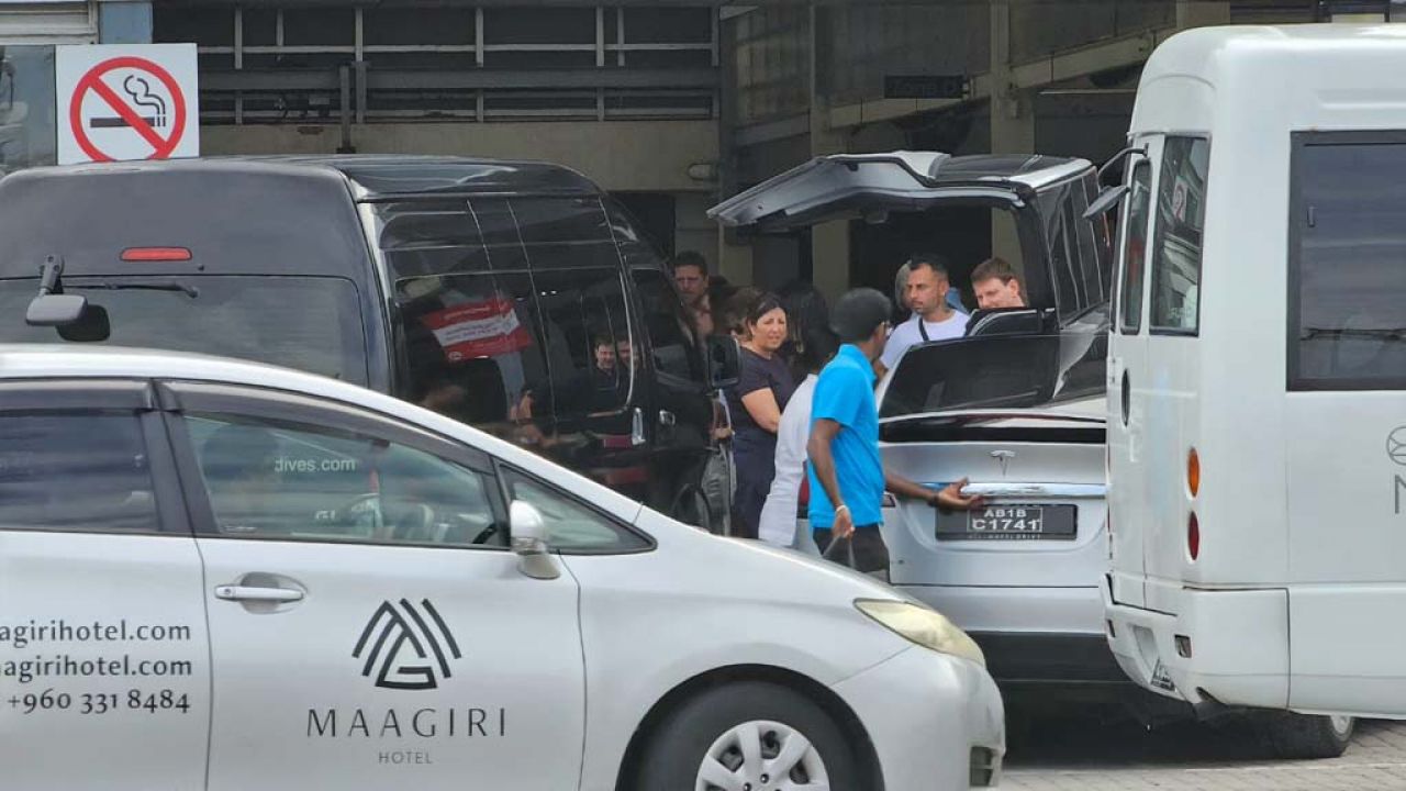 ވެލާނާ އެއާޕޯޓުގެ ޑޮމެސްޓިކް ޓާމިނަލަށް ޓެކްސީގައި ދެވޭގޮތް ހެދުން 