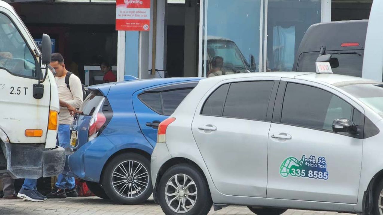 ވެލާނާ އެއާޕޯޓުގެ ޑޮމެސްޓިކް ޓާމިނަލަށް ޓެކްސީގައި ދެވޭގޮތް ހެދުން 