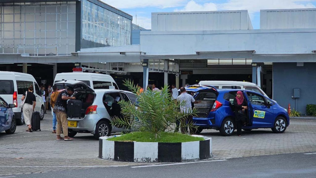 ވެލާނާ އެއާޕޯޓުގެ ޑޮމެސްޓިކް ޓާމިނަލަށް ޓެކްސީގައި ދެވޭގޮތް ހެދުން 