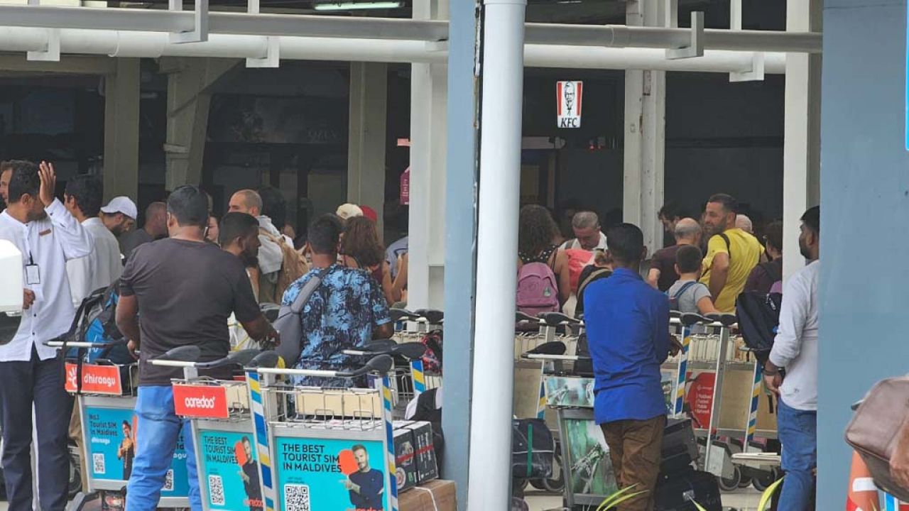 ވެލާނާ އެއާޕޯޓުގެ ޑޮމެސްޓިކް ޓާމިނަލަށް ޓެކްސީގައި ދެވޭގޮތް ހެދުން 