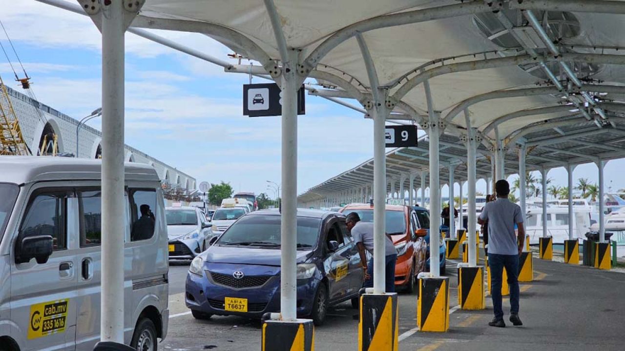 ވެލާނާ އެއާޕޯޓުގެ ޑޮމެސްޓިކް ޓާމިނަލަށް ޓެކްސީގައި ދެވޭގޮތް ހެދުން 