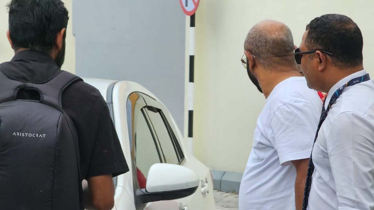 ވެލާނާ އެއާޕޯޓުގެ ޑޮމެސްޓިކް ޓާމިނަލަށް ޓެކްސީގައި ދެވޭގޮތް ހެދުން 