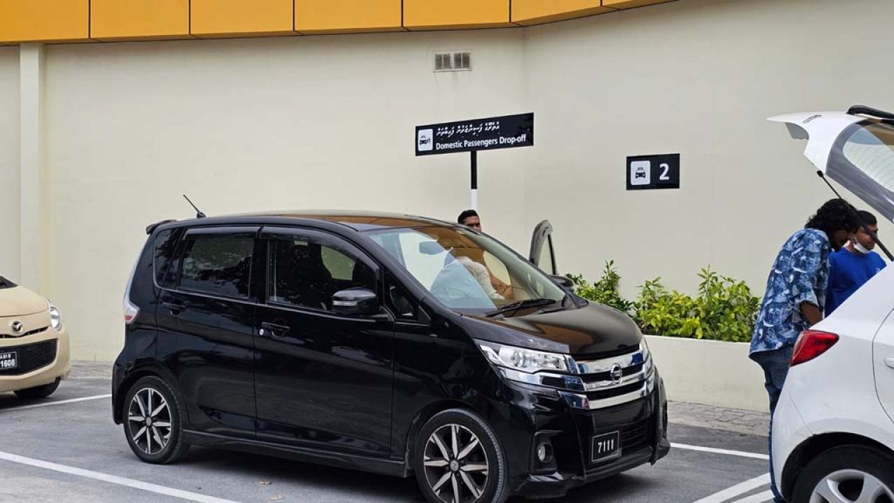 ވެލާނާ އެއާޕޯޓުގެ ޑޮމެސްޓިކް ޓާމިނަލަށް ޓެކްސީގައި ދެވޭގޮތް ހެދުން 