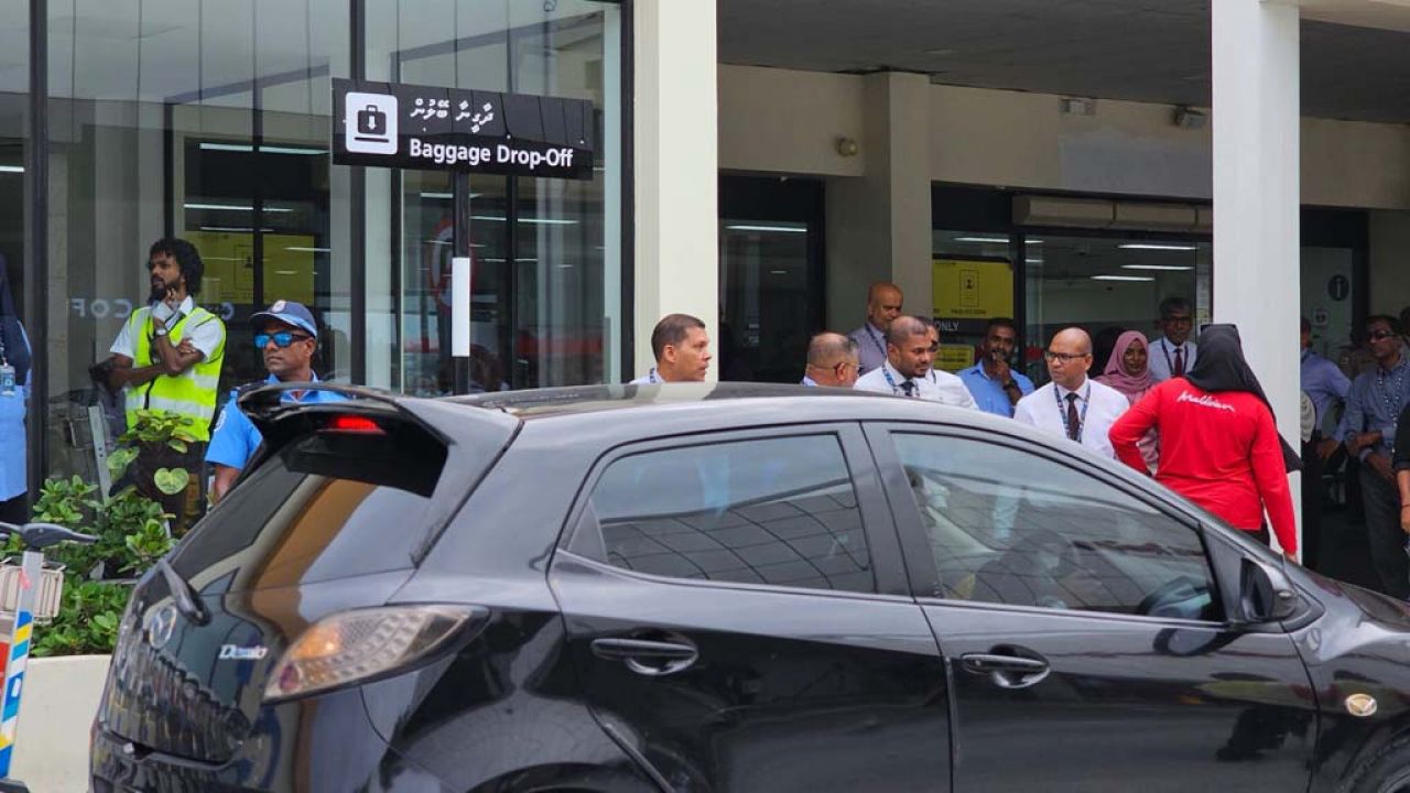 ވެލާނާ އެއާޕޯޓުގެ ޑޮމެސްޓިކް ޓާމިނަލަށް ޓެކްސީގައި ދެވޭގޮތް ހެދުން 