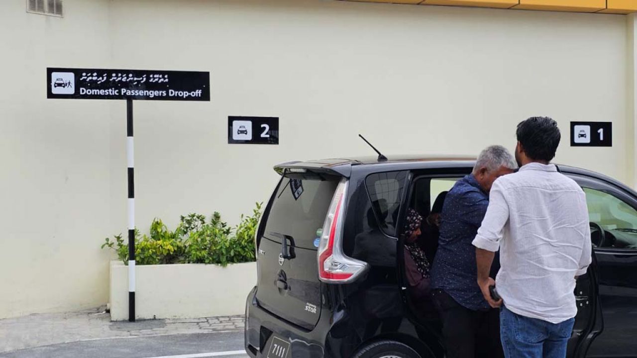 ވެލާނާ އެއާޕޯޓުގެ ޑޮމެސްޓިކް ޓާމިނަލަށް ޓެކްސީގައި ދެވޭގޮތް ހެދުން 