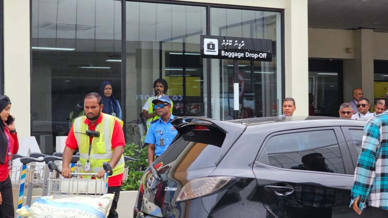 ވެލާނާ އެއާޕޯޓުގެ ޑޮމެސްޓިކް ޓާމިނަލަށް ޓެކްސީގައި ދެވޭގޮތް ހެދުން 